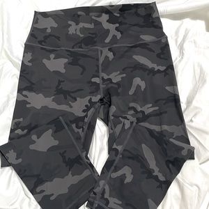 Zyia Luxe Capri Length Leggings - Forest Camo Sz 12